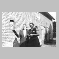 071-0044 Frau Metha Assmann und Frau Matschuck ca.1941-42.jpg